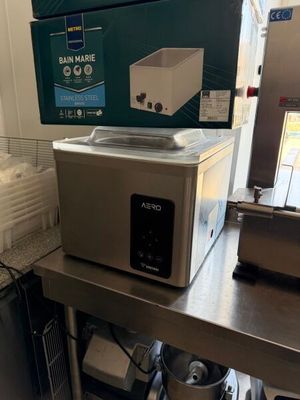 une boîte de nourriture posée sur le plan de travail de la cuisine