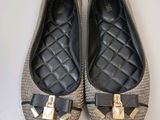 une paire de chaussures pour femme ornées de nœuds, posées sur une surface blanche