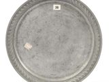 une image représentant une assiette en argent ornée d'un motif décoratif
