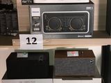 un rayon rempli d'appareils électroniques dans un magasin