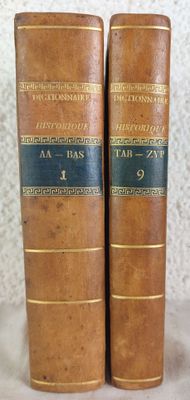 deux vieux livres posés sur une table l'un à côté de l'autre