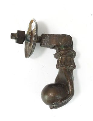 un objet métallique accroché au mur