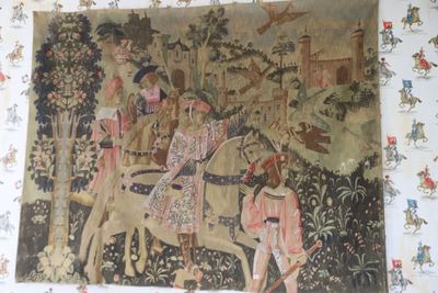 une tapisserie accrochée au mur représentant un homme à cheval