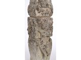 une sculpture en pierre représentant une tête sur fond blanc