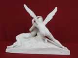 une image représentant une statue de femme ailée sur fond rouge