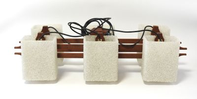 un porte-serviettes en bois sur lequel sont posées quatre serviettes blanches