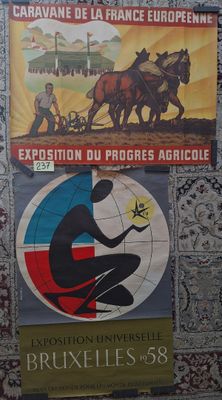 des affiches sur le mur d'un immeuble représentant une calèche