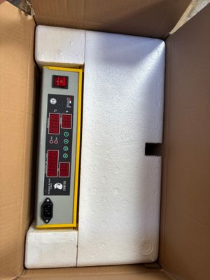 un boîtier contenant un panneau de commande
