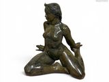 statue représentant une femme assise à genoux, un couteau à la main