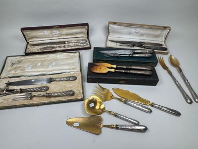 plusieurs types d'argenterie dans un coffret