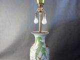 une lampe posée sur une table à côté d'une lampe