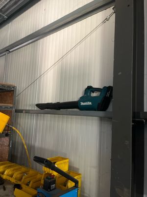 une photo d'un homme travaillant dans un garage