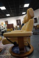 2 Fauteuils relax rotatif et un repose pied, en cuir beige d… (photo 3)