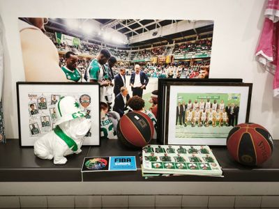 une photo d'une table sur laquelle sont disposés de nombreux souvenirs sportifs