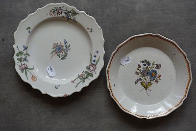 deux assiettes avec des fleurs sur une table