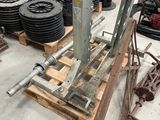 une photo montrant un tas de vieux outils posés sur une palette