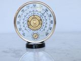 un gros plan d'un thermomètre posé sur une table en marbre