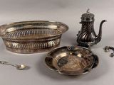 un plateau en argent avec une théière en argent, un plateau en argent avec une théière en argent, un plateau en argent avec une théière en argent et une cuillère