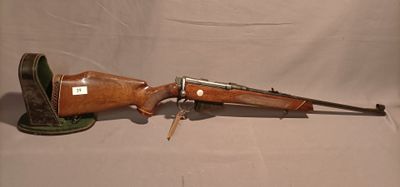 un fusil avec un canon en bois sur fond blanc