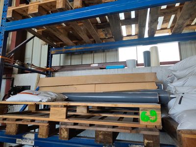 une palette remplie de palettes et de cartons dans un entrepôt
