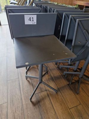 beaucoup de chaises et une table dans une pièce