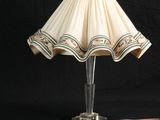 l'image d'une lampe posée sur une table