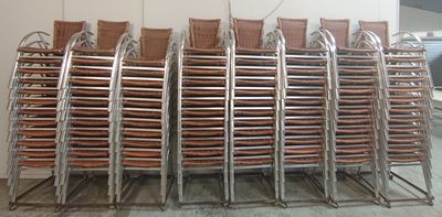 beaucoup de chaises empilées dans une pièce