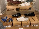 de nombreuses paires de chaussures qui sont rangées dans des cartons