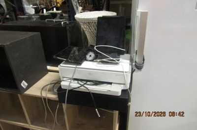 une image représentant un ordinateur et des haut-parleurs posés sur une table