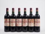 six bouteilles de vin sont alignées dans une rangée