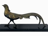 statue en bronze représentant un oiseau, posée sur un socle noir, sur fond blanc