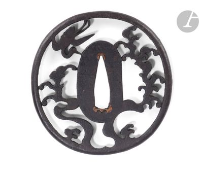 une image représentant un tsubai en fer noir orné d'un dragon