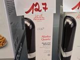 Des bouteilles de vin sont exposées dans un magasin pour être vendues.