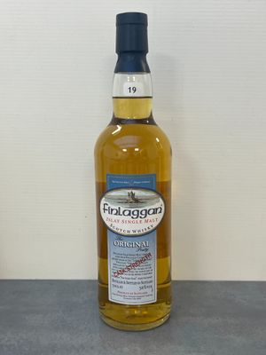 une bouteille de whisky posée sur une table