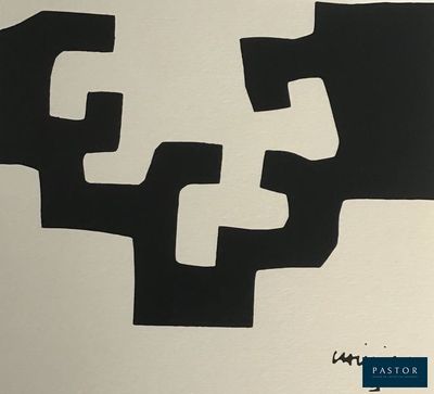 une image en noir et blanc représentant une croix découpée dans du papier