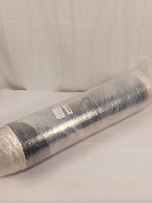 un rouleau de plastique posé sur une surface blanche