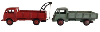 deux camions miniatures placés côte à côte sur un fond blanc