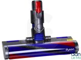 un gros plan d'un aspirateur bleu et rouge sur fond blanc