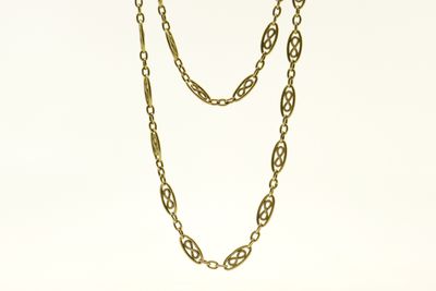Collier à chaîne plaquée or avec des maillons ovales sur fond blanc