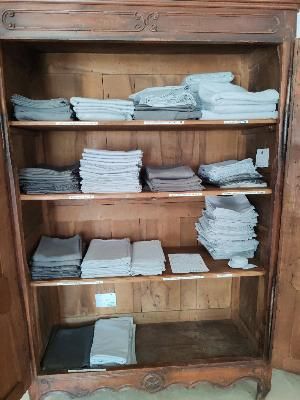 une armoire sur laquelle sont posées de nombreuses serviettes pliées