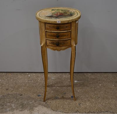 une petite table surmontée d'un tiroir