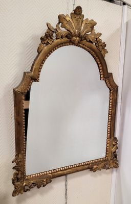 un miroir accroché au mur à côté d'un lavabo