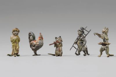 plusieurs figurines d'animaux et d'oiseaux dans différentes poses