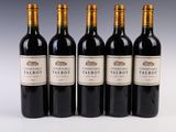 quatre bouteilles de vin sont alignées