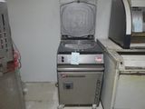 une photo d'une cuisine avec une cuisinière et un grille-pain