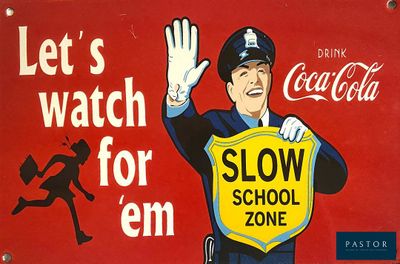 une vieille enseigne Coca-Cola signalant une zone scolaire où la vitesse est limitée