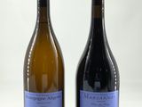 deux bouteilles de vin posées l'une à côté de l'autre sur une table