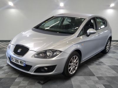 la voiture argentée est garée dans le garage sur le sol en damier