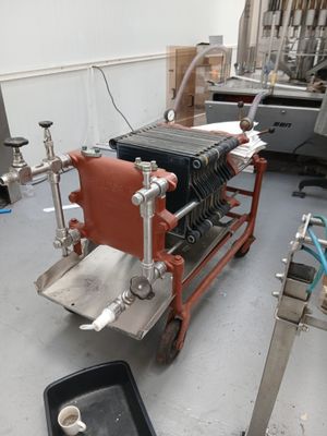 une machine placée au milieu d'une pièce