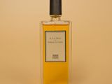 un flacon de parfum posé sur une table
